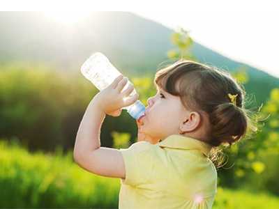 Bạn có thật sự cho con trẻ uống đủ nước và uống đúng cách?
