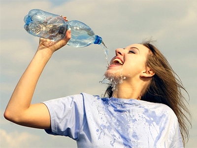 Uống nước giải khát ngày nắng nóng - Nên hay không?